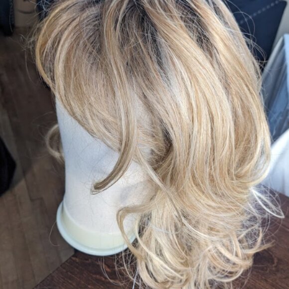 Hairdo's Layered Appeal Wig in Rooted Golden Wheat (warm blonde) in Average Size - Picture 2 of 9